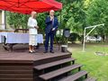 2.pani dyrektor i pan radny stoją na scenie