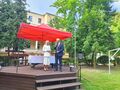 3.pan radny składa życzenia na nowy rok szkolny stoi na scenie razem z panią dyrektor