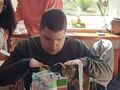 Uczeń Filip ogląda otrzymany prezent urodzinowy