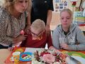 3. Wspólne dmuchanie świeczek na torcie urodzinowym 