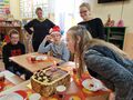 2. Dziewczynka dmucha świeczki na torcie 