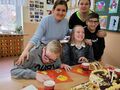 6. Solenizantka pozuje do zdjęcia z kolegami i paniami 