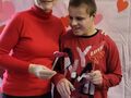 12. Uczeń z wychowawcą pozują do zdjęcia 