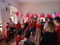 14. Uczniowie z nauczycielami tańczą podczas imprezy walentynkowej 