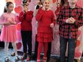 7. Uczniowie z dwoma paniami pozują do zdjęcia na tle walentynkowej ścianki 