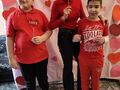 9. Uczniowie z opiekunem pozują do zdjęcia 