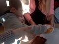 13. Uczeń z pomocą nauczyciela ozdabia tabliczkę czekolady 
