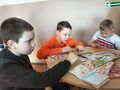 18. Uczniowie ozdabiają pudełka 