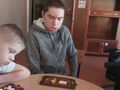 8. Uczniowie ozdabiają tabliczkę czekolady 