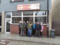 Czekamy przed wejściem do pizzerii