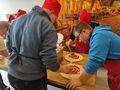 Nakładamy się pomidorowy na pizzę