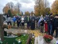 1a.uczniowie na cmentarzu przy grobie harcerza