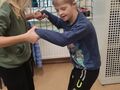 3. Uczeń stoi na rónoważni 