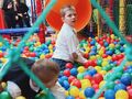 9. Uczniowie podczas zabawy w kulkach 