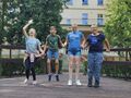 3. Dzieci podskakują na scenie