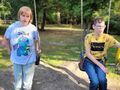 7. Dzieci huśtają się