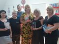 Osoby stoją w bibliotece w ręku trzymają książki 