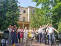 Na scenia aktorzy występujący w przedstawieniu na zakończenie roku szkolnego 