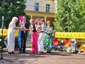 Panie Dyrektor gratulują uczniowi na scenie obok stoją wychowawczyni