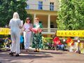 Panie Dyrektor i wychowawczyni stoją na scenie