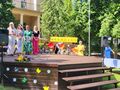 panie Dyrektor oraz nauczycielka stoją na scenie