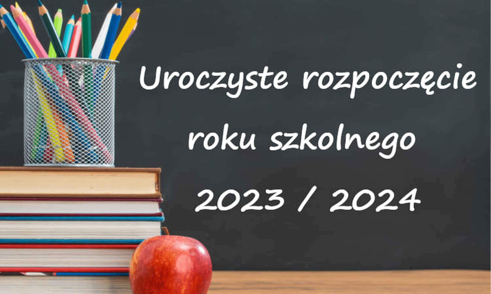 grafika przedstawiająca tablicę z napisem uroczyste rozpoczęcie roku szkolnego 2023 2024 po lewej stronie kredki na książkach oraz jabłko