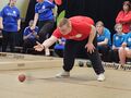 Chłopiec toczy kulę do boccejpg