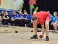 chłopiec toczy kulę do bocce