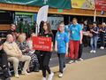 klub sosw konarzew wchodzi na hale sportową przed nimi wolontariuszka trzyma tabliczkę sosw konarzew