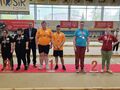 zawodnicy stoją na podium Marta i Mateusz stoją na miejscu 2