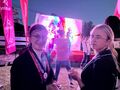 zawodniczki słuchają wieczornego kancertu
