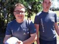 Krystian trzyma pilkę a obok niego stoi Adamjpg