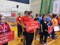 Chłopcy stoją na ceremonii zamknięcia zawodów 
