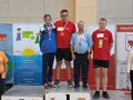 Chłopcy stoją na podium Damian zajął pierwsze miejsce a Dominik zajął czwarte miejsce w trakcie zawodów w trenisa stołowego 