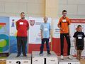 Chłopcy stoją na podium Maciej zajął drugie miejsce w trakcie zawodów w tenisa stołowego 