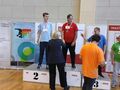 Chłopcy stoją na podium Roman stoi na pierwszym miejscu które zdobył w trakcie zawodów w tenisa stołewgo 