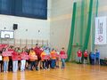 Zawodnicy stoją w trakcie ceremonii otwarcia zawodów w tenisa stołowego w ramach Olimpiad Specjalnych 