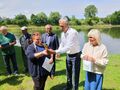 Zawodnika odbira puchar od starosty krotoszyńskiego