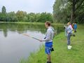 uczestnicy zawodów łowią ryby