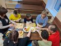 2. Wychowankowie z pomocą nauczycieli przygotowują owocową sałatkę. 