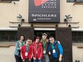 harcerze stoją przed kolejnym punktem docelowym rajdu klubokawiarnią Spichlerz 