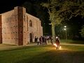 harcerze wykonują nocny patrol 