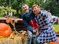 uczeń i nauczycielka usmiechają się do obiektywu obok sceny
