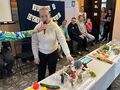 Uczennica wskazuję przedmiot będący odpowiedzią na pytanie