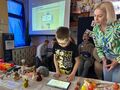 Uczeń na tablecie odpowiada na pytanie konkursowe
