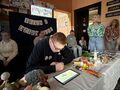 Uczeń próbuje odpowiedzieć na pytanie przy pomocu tabletu