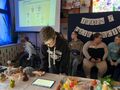 Uczeń rozwiązuję zadanie konkursowe na tablecie