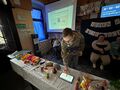 Uczeń rozwiązuję zadanie na tablecie