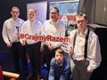 Uczniowie pozują do zdjęcia z hasłem Grajmy Razem