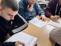 1. Uczniowie siedzą przy stoliku rozwiązują wykreślankę 